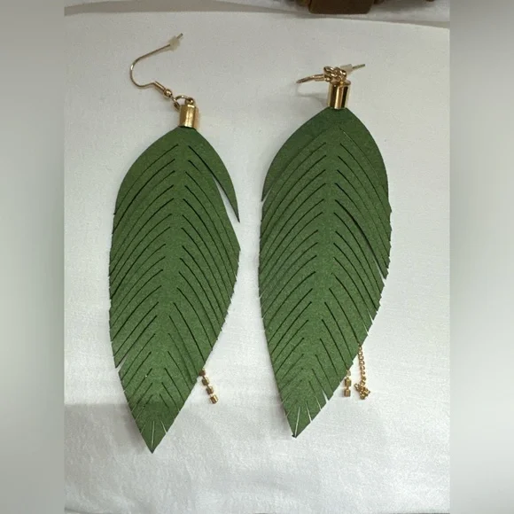 Green leaf earrings with handmade wooden beaded bracelet set - Picture 3 of 8